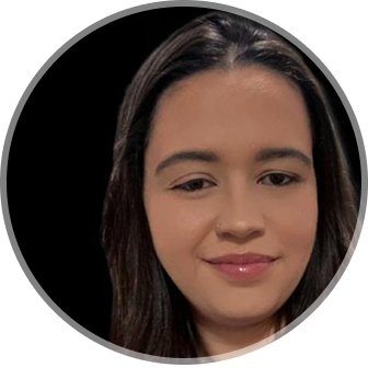 Foto de Luana de Oliveira sorrindo e fundo preto